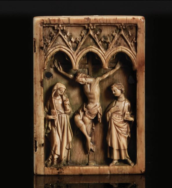ECOLE LORRAINE du XIVème Siècle - Feuillet droit de diptyque profondément sculpté représentant la Crucifixion accompagnée de la Vierge et de saint Jean.jpg
